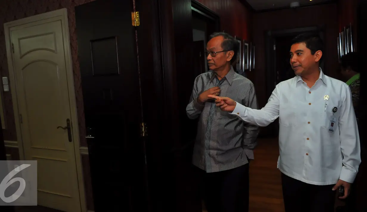 Menteri PAN-RB, Yuddy Chrisnandi berbincang dengan mantan menteri PAN-RB, Ir.Sarwono Kusumaatmadja saat menghadiri acara reuni Kementrian PANRB di kawasan Jakarta Selatan, Selasa, (23/2). (Liputan6.com/Faisal R Syam)