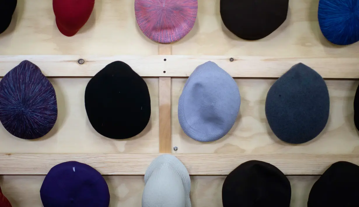 Topi Kangol dipajang di Bollman Hat. Menurut American Apparel & Footwear Association, seperti alas kaki, Pembuat pakaian memutuskan menerima biaya tenaga kerja yang lebih tinggi dengan imbalan pengendalian persediaan lebih besar. (AP Photo/Matt Rourke)