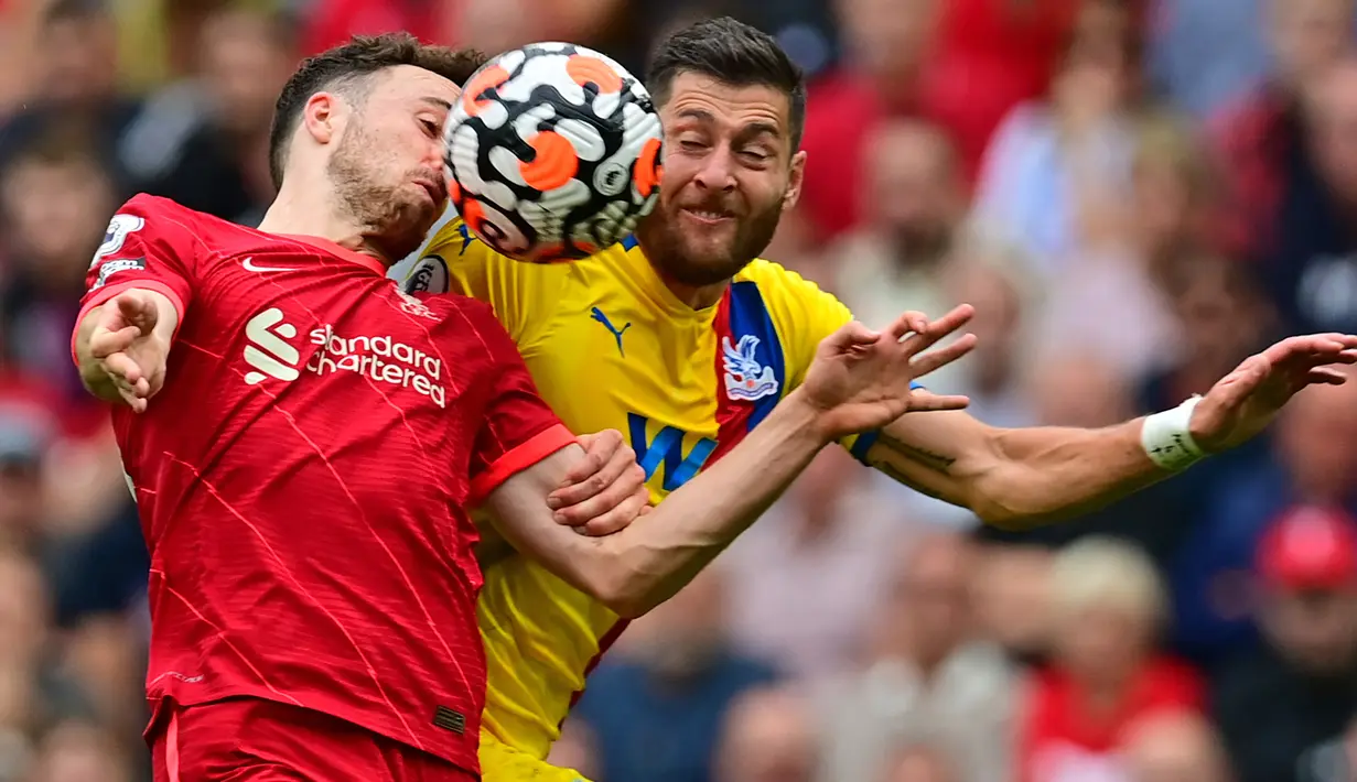 Crystal Palace memperoleh peluang di akhir babak pertama melalui Joel Ward. Sayang, sepakannya dari luar kotak penalti masih dapat diantisipasi Alisson Becker. (AFP/Paul Ellis)