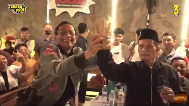 Calon Wakil Presiden (cawapres) nomor urut 03 Mahfud Md melakukan tanya jawab dengan pendukungnya dalam acara Tabrak Prof! di Semarang, Jawa Tengah, Selasa (23/1/2024).