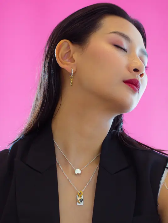 Perhiasan: Pandora// Busana: Makeup: Laura Mercier // Hair: Shisheido Professional // Model: Karina from Studio47. [Foto: Daniel Kampua/ Fimela.dok]