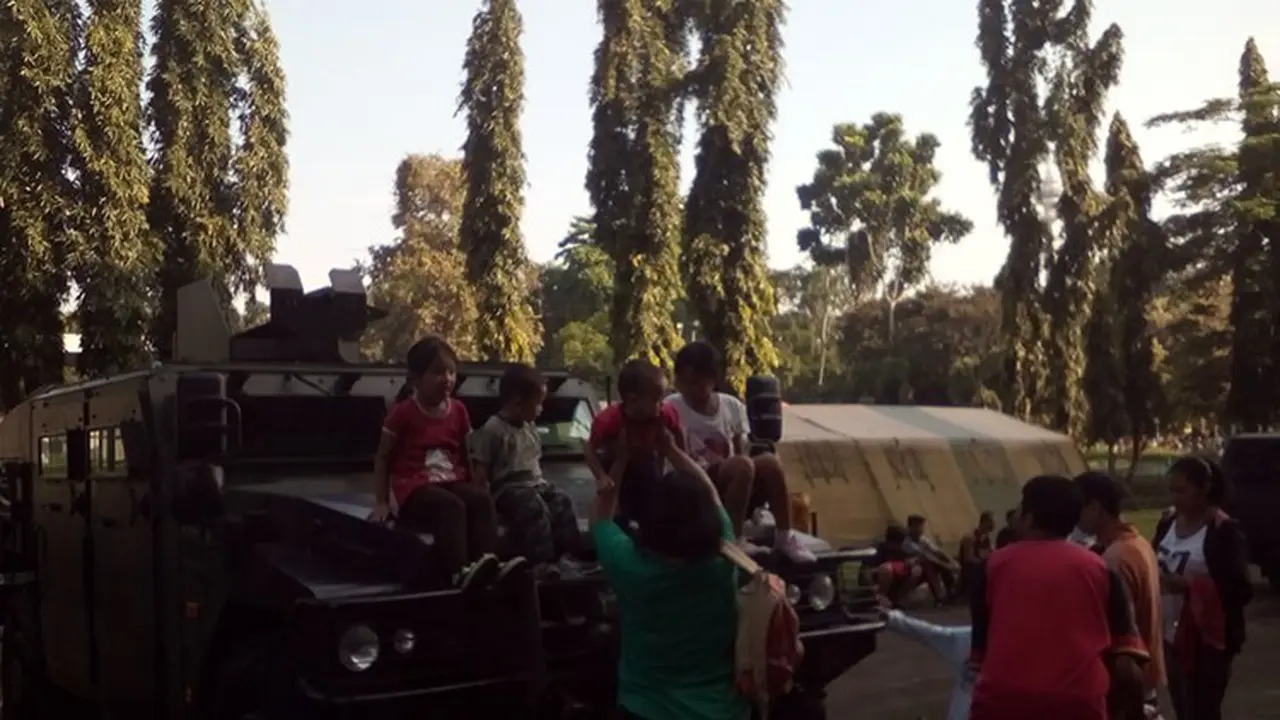 Berpose dengan kendaraan taktis (rantis)