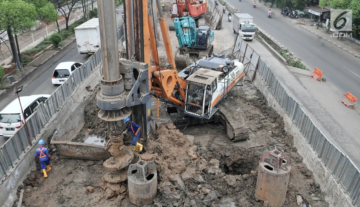Pekerja menggunakan alat berat saat pembangunan proyek enam ruas tol dalam kota seksi 1A di kawasan Cakung, Jakarta, Senin (5/11). Tol dalam kota seksi 1A ditargetkan rampung pada 2022. (Liputan6.com/Iqbal Nugroho)