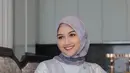 Dress dan hijab segi empat nuansa pastel beri kesan anggun dan syahdu pada tampilan Erina Gudono. [Foto: IG/erinagudono].