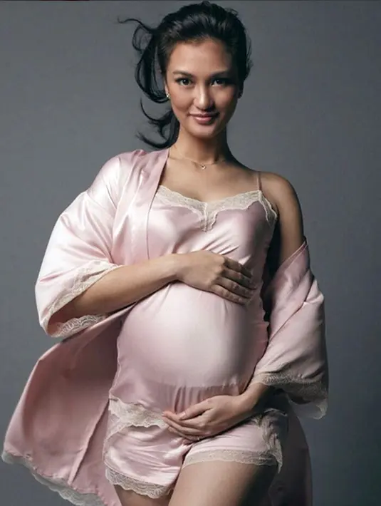 "Berbagai dokter dan berbagi metode saya dan suami jalani, namun hasilnya gagal. Hingga akhirnya seorang dokter meyakinkan saya "kalo belum dikasih hamil berarti kalian masi disuruh pacaran, nikmatin aja"," lanjutnya.(Instagram/ryanogilvy)