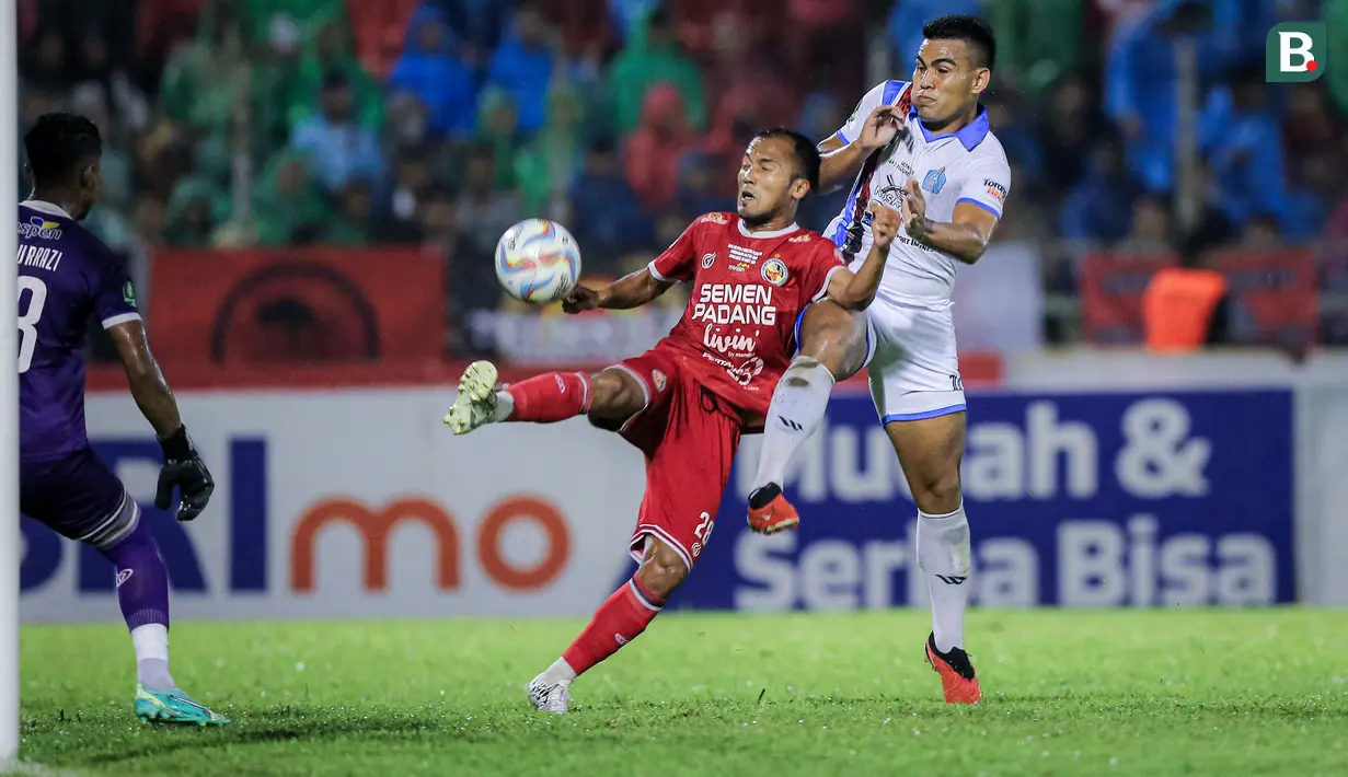 <p>Pemain PSBS Biak, Alexsandro (kanan) berusaha mencetak gol yang dihalangi pemain Semen Padang, Syaiful Ramadhan pada laga leg kedua final Pegadaian Liga 2 2023/2024 di Stadion GOR Haji Agus Salim, Padang, Sabtu (9/3/2024). (Bola.com/Bagaskara Lazuardi)</p>