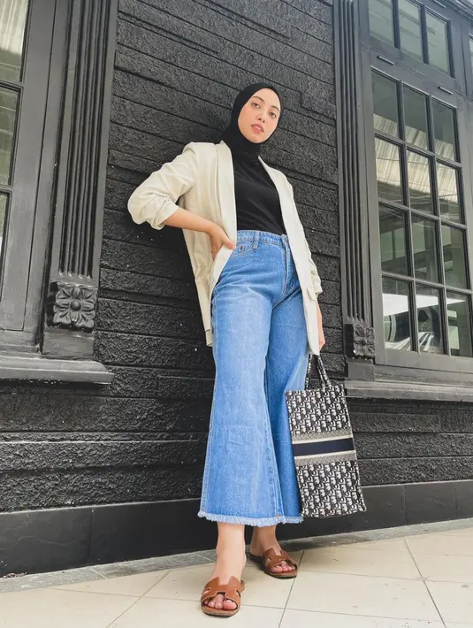 Selama ini banyak warganet yang menjadikan Vicky Alaydrus dan sang suami sebagai relationship goals. Namun, adanya gugatan cerai dari Vicky akhirnya membuat banyak warganet terkejut serta kecewa. (Liputan6.com/IG/vickyalaydrus)