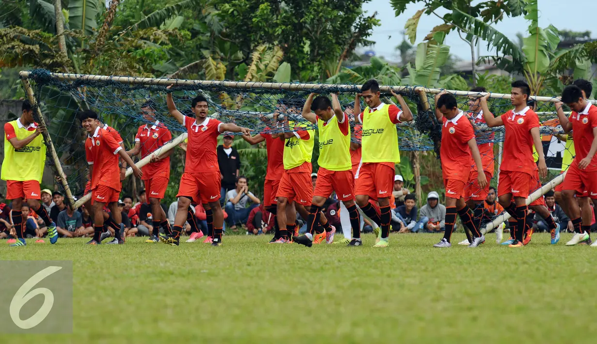 Pemain Persija mengangkat gawang jelang latihan di National Youth Training Centre, Sawangan, Depok, Selasa (24/1). Latihan ini bagian persiapan mengarungi kompetisi musim 2017. (Liputan6.com/Helmi Fithriansyah)  