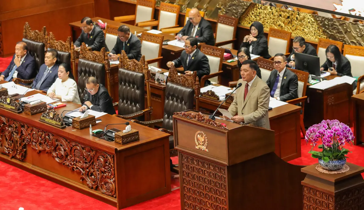 Menteri Pertahanan Sjafrie Sjamsoeddin (kanan) menyampaikan pidato pada acara penyerahan dan pengesahan Rancangan Undang-Undang Tentara Nasional Indonesia (RUU TNI) di gedung DPR di Jakarta pada 20 Maret 2025. (RAQILLA/AFP)
