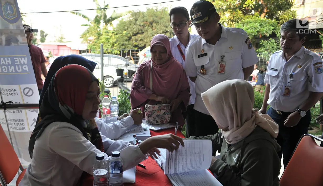 Wali Kota Jakarta Pusat Bayu Meghantara didampingi petinggi Dinas Kependudukan dan Pencatatan Sipil (Dukcapil) Jakarta Pusat saat meninjau pendataan warga pendatang baru dalam Bina Kependudukan di Rusun Petamburan, Jakarta, Rabu (26/6/2019). (merdeka.com/Iqbal S. Nugroho)