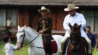Presiden Jokowi dan Ketua Umum Partai Gerindra Prabowo Subianto bersantai sambil menaiki kuda di halaman kediaman Prabowo di Hambalang, Bogor, Senin (31/10). Keduanya usai melakukan pertemuan tertutup selama hampir 2 jam. (Liputan6.com/Faizal Fanani)