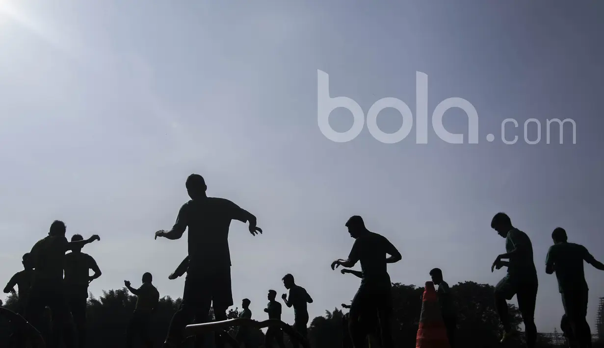 Para pesepak bola muda melakukan pemanasan saat mengikuti seleksi Timnas Indonesia U-22 di Lapangan SPH Karawaci, Banten, Rabu (22/2/2017). (Bola.com/Vitalis Yogi Trisna)
