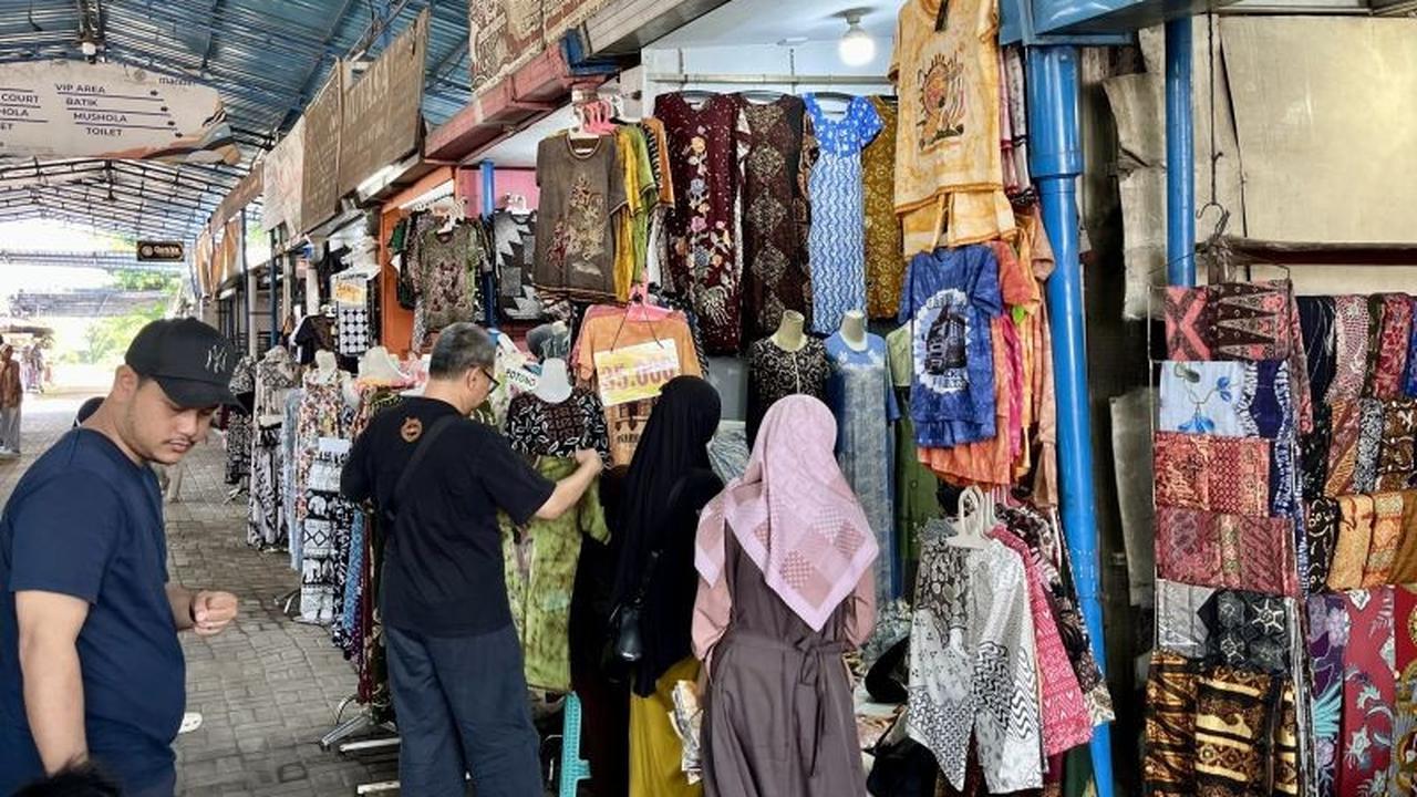 Pemudik Lebaran Ramai Berburu Batik Khas Pekalongan di Jalur Pantura