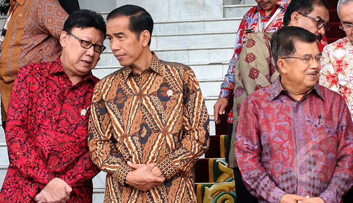 Presiden Joko Widodo (tengah)  berbincang dengan Menteri Dalam Negeri Cahyo Kumolo, Bogor, Jum'at (13/2/2015). Presiden Joko Widodo memberikan pernyataan seputar isu pelantikan Komjen Budi Gunawan menjadi Kapolri. (Liputan6.com/Faizal Fanani)