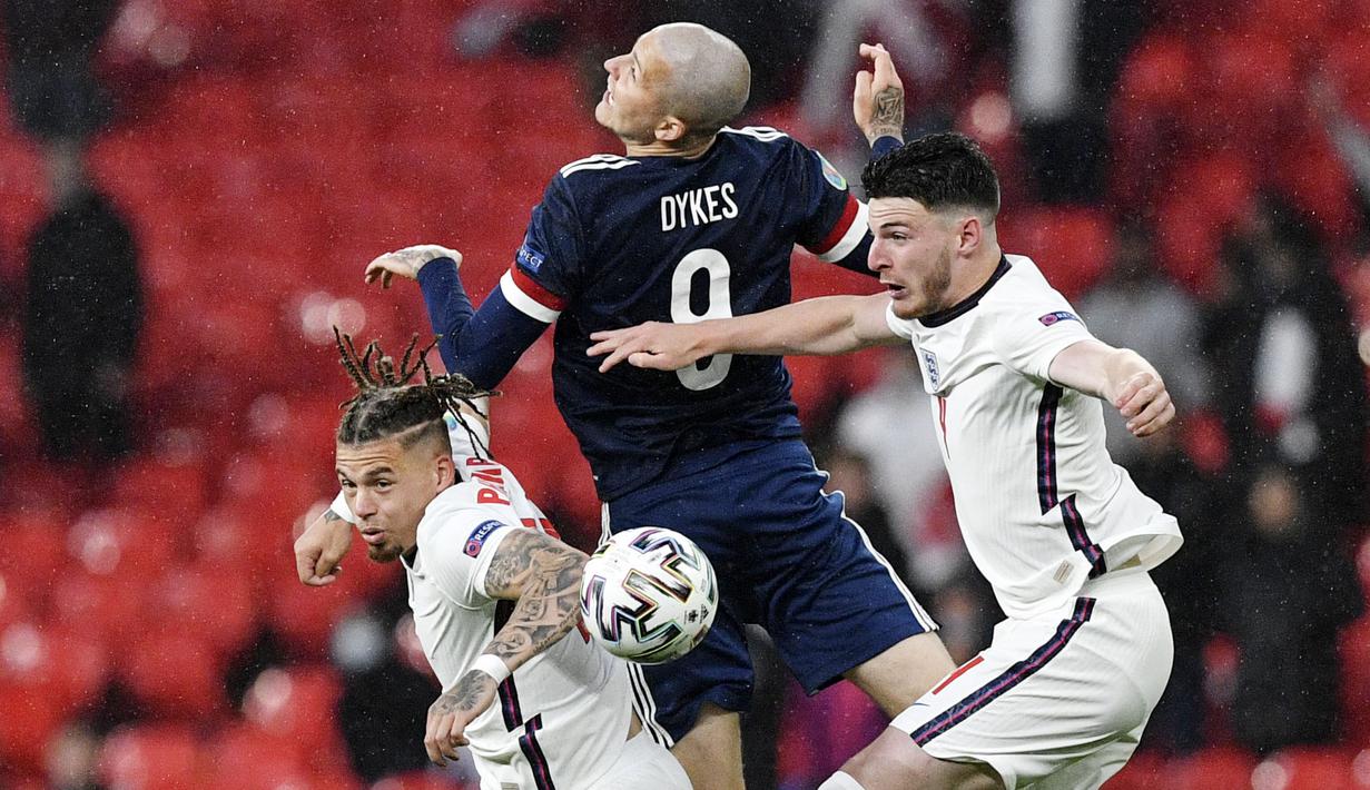 Tim lawan juga bermain cukup percaya diri. Meski kalah dalam penguassan bola, Skotlandia dengan tenang meladeni permainan Inggris dan beberapa kali melakukan serangan balik. (Justin Tallis/Pool via AP)