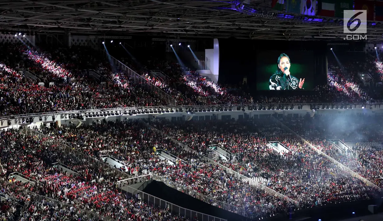 Penyanyi Citra Scholastika mengibur penonton jelang pembukaan Asian Games 2018 di Stadion Gelora Bung Karno, Jakarta, Sabtu (18/8). Dengan slogan "Energy of Asia", upacara pembukaan Asian Games mengusung budaya khas Indonesia. (Liputan6.com/ Fery Pradolo)