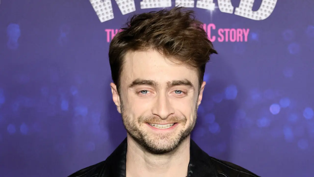 Daniel Radcliffe Tampil Keren dalam Balutan Jaket Kulit di Pumatara Film Terbarunya