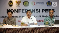 Menteri Koordinator Bidang Kemaritiman dan Investasi Luhut Binsar Pandjaitan (tengah) bersama Menteri Perindustrian Agus Gumiwang Kartasasmita (kanan) saat menggelar konferensi pers di Jakarta, Senin (6/3/2023). Keterangan pers tersebut terkait pemerintah akan mengucurkan insentif Kendaraan Bermotor Listrik Berbasis Baterai (KBLBB) pada 20 Maret 2023. (Liputan6.com/Johan Tallo)