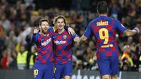 Penyerang Barcelona, Lionel Messi (kiri) berselebrasi dengan rekaannya Antoine Griezmann dan Luis Suarez usai mencetak gol ke gawang Borrusia Dortmund pada pertandingan Grup F Liga Champions di stadion Camp Nou, Spanyol (27/11/2019). Barcelona menang 3-1 atas Dortmund. (AP Photo/Joan Monfort)