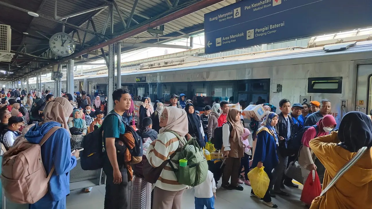 Penjualan tiket kereta Lebaran 2026 dilakukan bertahap sesuai skema H-45 untuk menjaga kelancaran arus mudik. (Dok PT KAI)