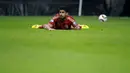 Penyerang Spanyol, Diego Costa terjatuh pada laga kualifikasi Piala Eropa 2016 melawan Slovakia di Stadion Carlos Tartiere, Spanyol, Sabtu (5/9/2015). (Reuters/Eloy Alonso)