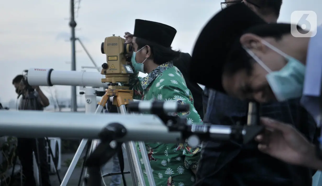 Tim Hisab Rukyat Kantor Wilayah (Kanwil) Agama Provinsi DKI memantau hilal awal Ramadan 1441 Hijriah di atap Gedung Kanwil Agama DKI Jakarta, Cawang, Jakarta, Kamis (23/4/2020). Kanwil Agama Provinsi DKI memutuskan awal Ramadan 1441 Hijriah jatuh pada hari Jumat (24/4). (Merdeka.com/Iqbal S Nugroho)