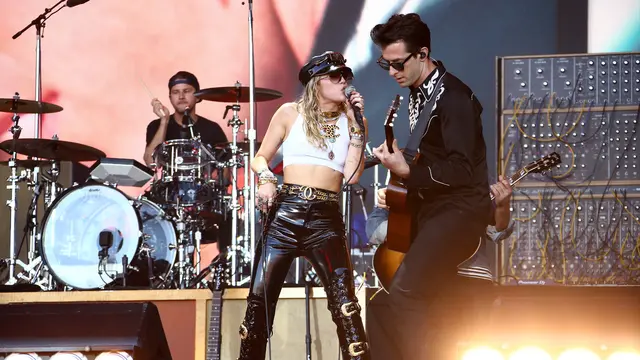 Miley Cyrus Panaskan Panggung Festival Glastonbury