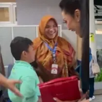 Tas Krisdayanti Saat Antar Anak ke Sekolah Jadi Sorotan, Harganya Ternyata Terjangkau. foto; TikTok @muhammadrooi