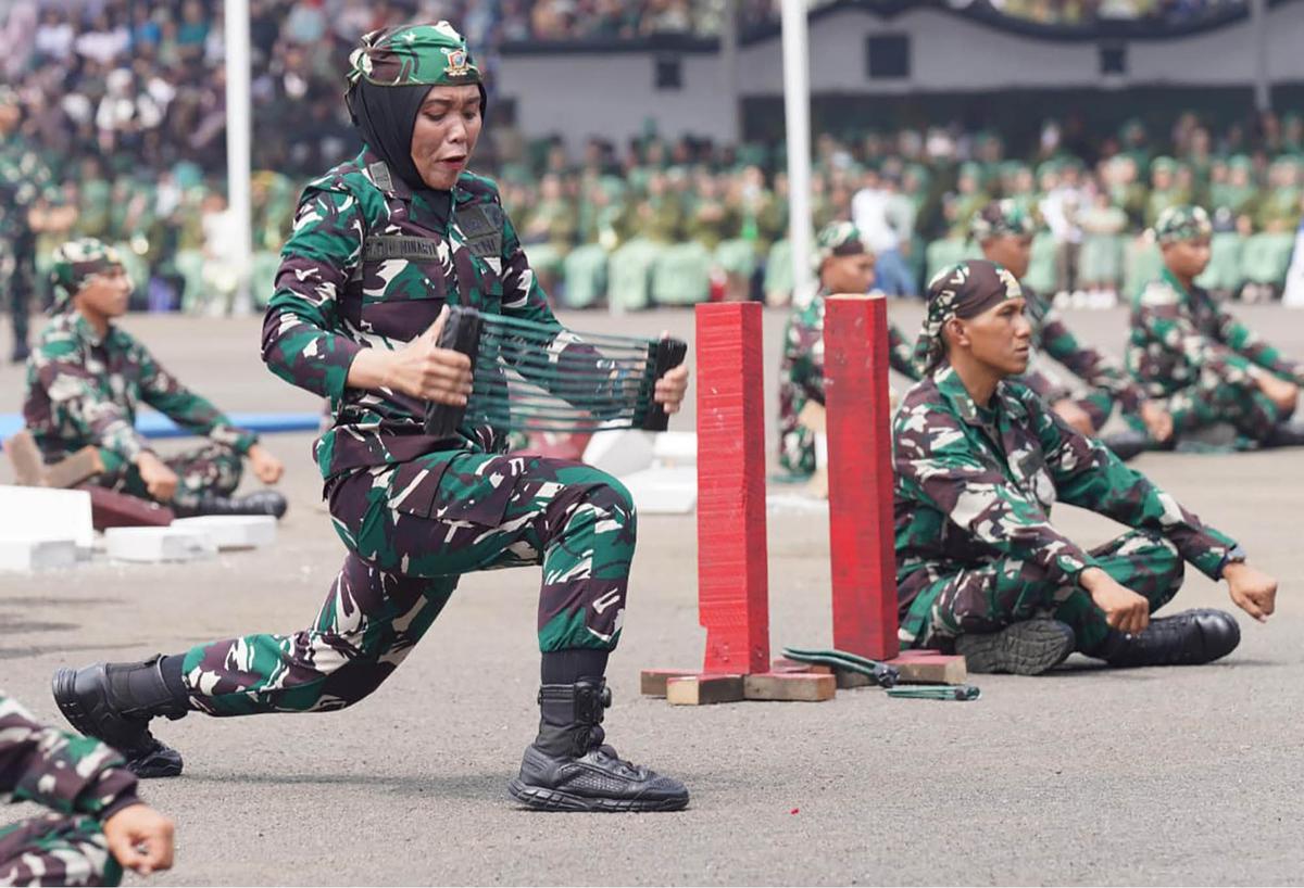 FOTO: Momen Akrab  Kasad Maruli Simanjuntak Kenakan Topi Berpuncak kepada Seorang Anak