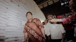 Menteri Perdagangan RI Rahmat Gobel saat berada di Gudang Bulog, Jakarta, Senin (15/12/2014). (Liputan6.com/Faizal Fanani)