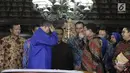Ketua Umum Partai Demokrat Susilo Bambang Yudhoyono dan Ketum Partai Gerindra Prabowo Subianto saling hormat usai memberikan keterangan pers di Kediaman SBY di Cikeas, Bogor, Kamis (27/7). (Liputan6.com/Herman Zakharia)