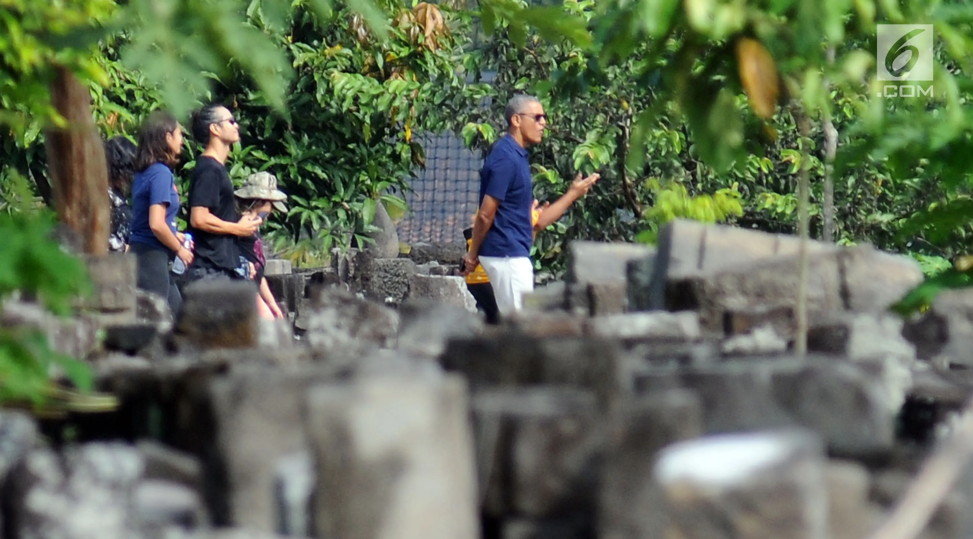 Mantan Presiden Amerika Serikat, Barack Obama saat memasuki kawasan Candi Prambanan, Yogyakarta, Kamis (29/6). Barack Obama beserta keluarga berlibur dan mengunjungi sejumlah tempat di Yogyakarta. (Liputan6.com/Helmi Fithriansyah)
