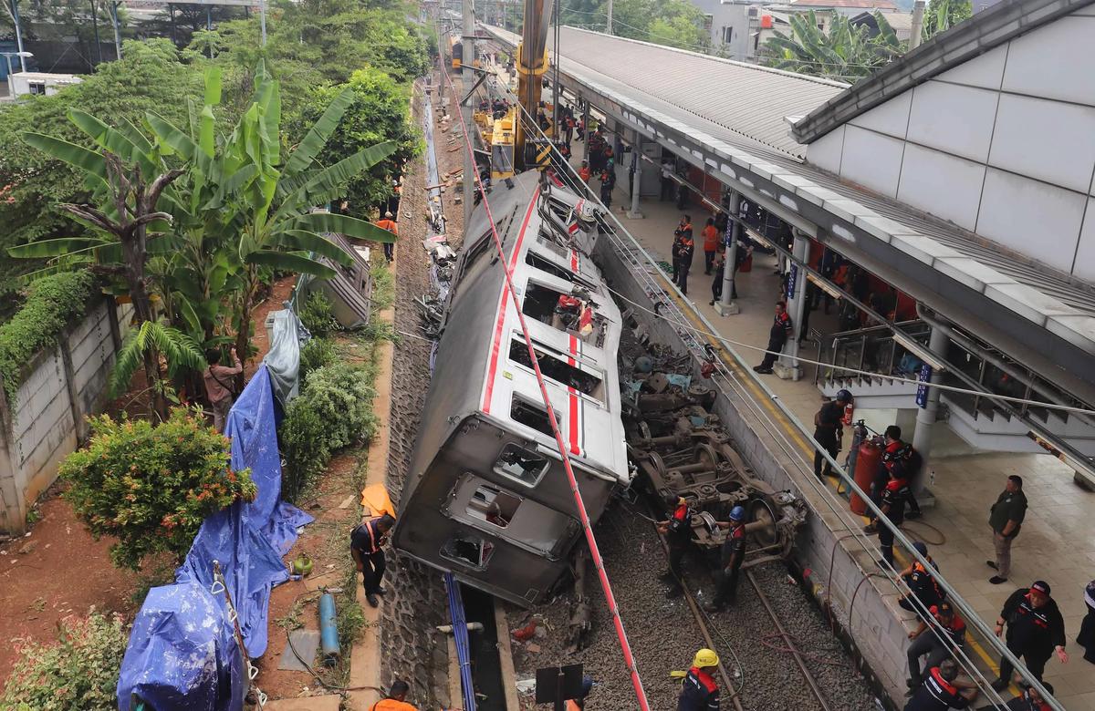 FOTO: Evakuasi Gerbong KRL Commuterline di Stasiun Bekasi Timur