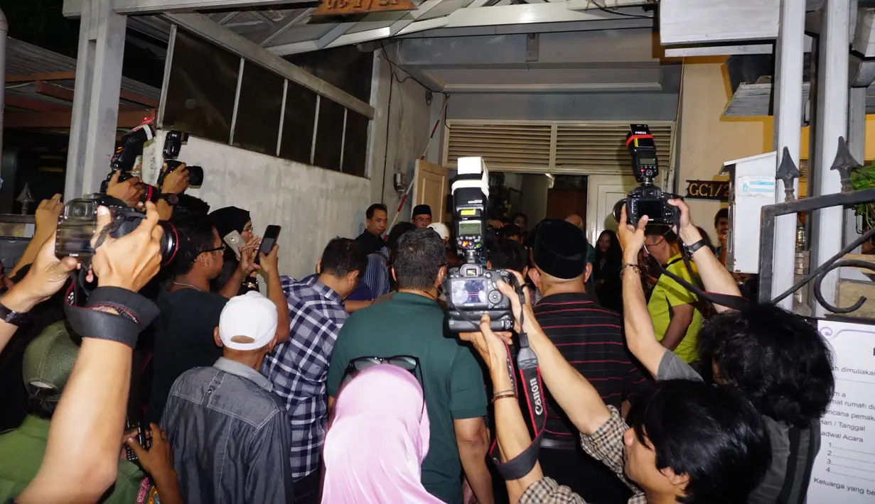Tidak hanya dari wartawan yang mengambil gambar. Tapi juga para pelayat, fans ikut mengabadikan dengan menggunakan kamera handphone. (Syaiful Bachri/Bintang.com)