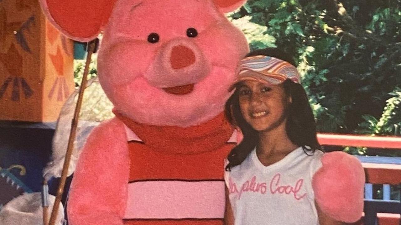 Berfoto bersama Piglet, Pevita menikmati masa kecilnya yang indah dengan mengenakan baju pink. Dalam postingan IG-nya, ia menuliskan, "Thank you, Me. Hello 32."<br>