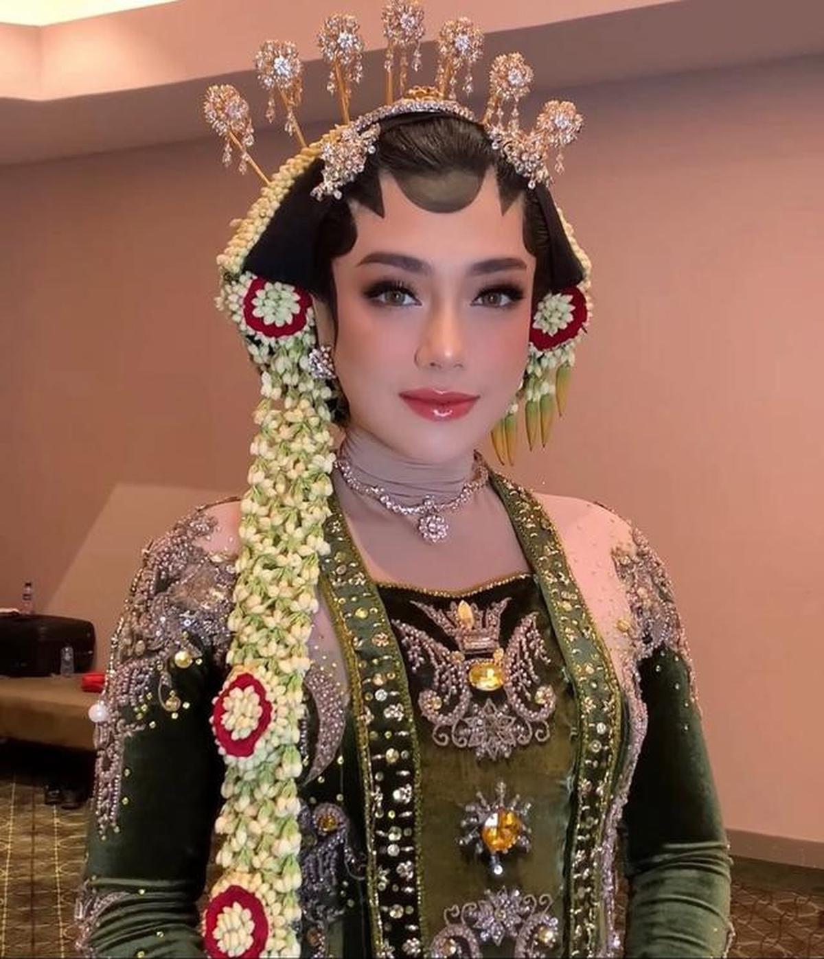 4 Artis Ini Pernah Tampil Pakai Paes Jawa Hijab, Alyssa SoebandonosaatMenikah