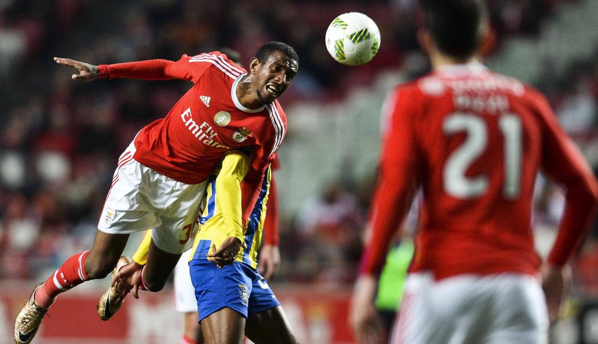 Pemain Benfica, Anderson Talisca (kiri) mencetak gol saat timnya menang melawan FC Zenit pada leg kedua babak 16 besar liga Champions.  (AFP/Patricia De Melo Moreira)