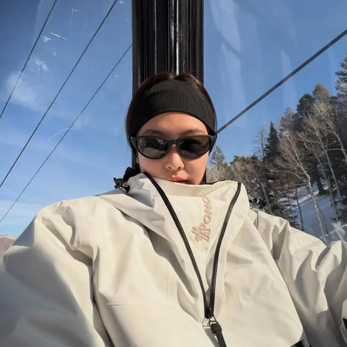 Gaya Jennie BLACKPINK Main Ski Tampil Monokrom Serba Moncler, Total Look Tembus Rp114,9 Juta