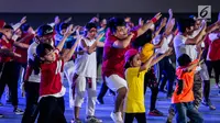 Sejumlah peserta berlatih menari di Lobi Timur Stadion Utama Gelora Bung Karno (GBK), Jakarta, Selasa (26/6). Menurut panitia, 200 penari akan mengisi perhelatan akbar Asian Games 2018. (Liputan6.com/Faizal Fanani)