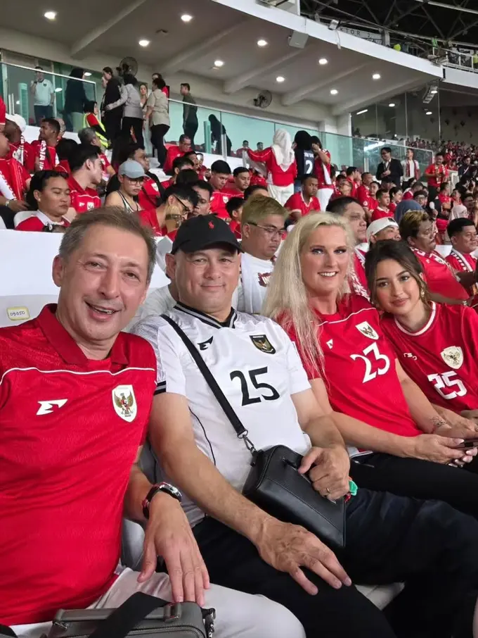 Gaya Jennifer Coppen Pamer Pakai Jersey Bertuliskan Hubner, Tunjukkan Keakraban dengan Camer