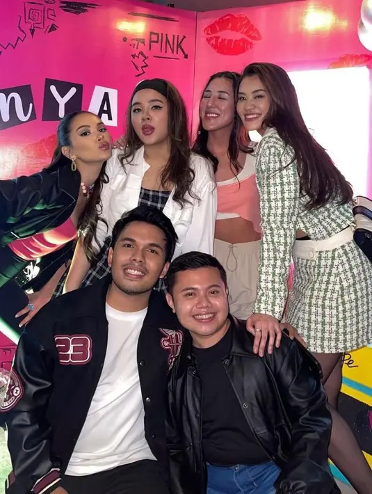 Aaliyah Massaid tampil dengan gaya preppy bak karakter di film Clueless. Ia mengenakan set blazer plaid warna hijau-putih. [@aaliyahmassaid]