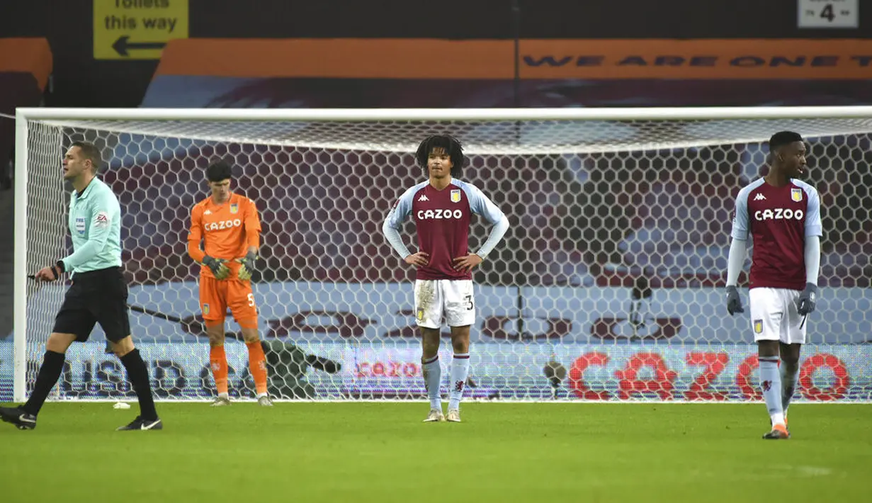 Reaksi para pemain Aston Villa usai pemain Liverpool Mohamed Salah mencetak gol ke gawang mereka pada pertandingan putaran ketiga Piala FA di Stadion Villa Park, Birmingham, Inggris, Jumat (8/1/2021). Liverpool menang 4-1 dengan Sadio Mane mencetak dua gol. (AP Photo/Rui Vieira)