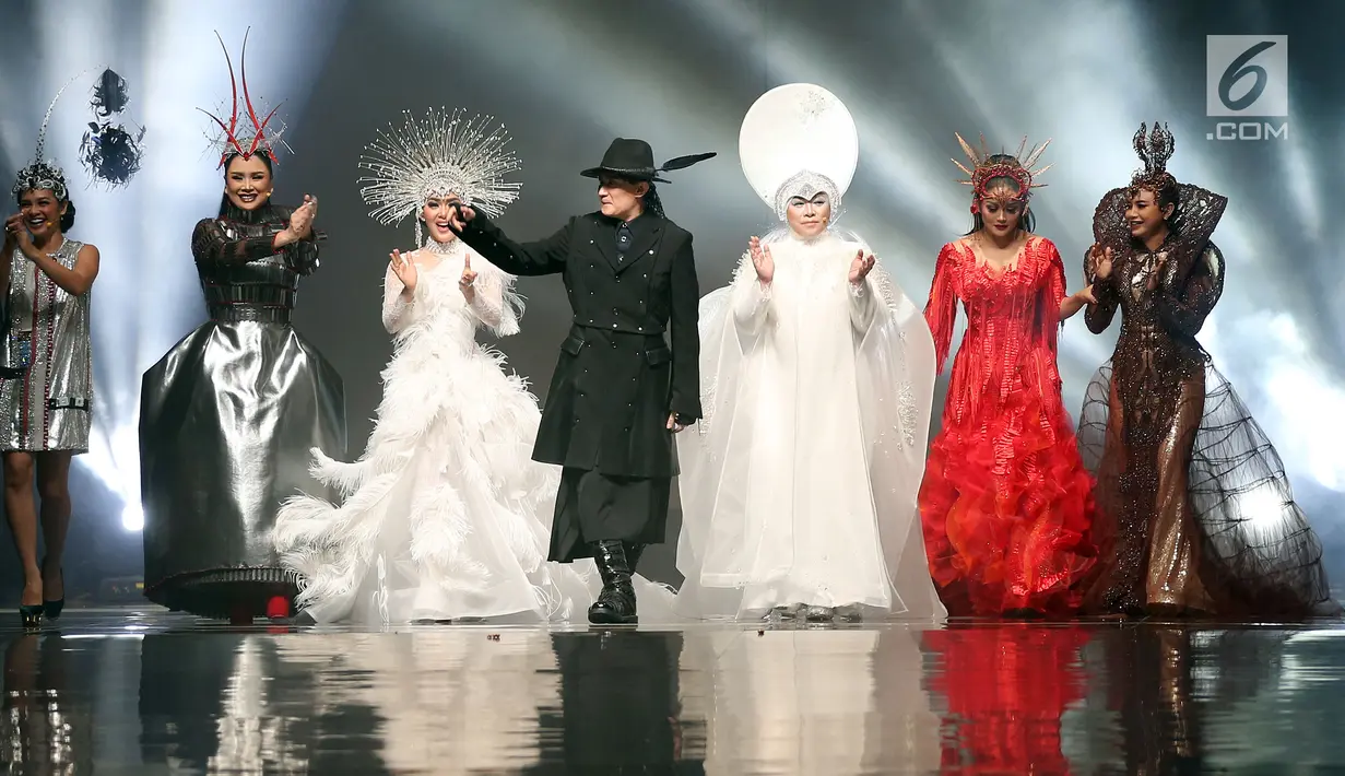 Desainer Rinaldy A Yunardi didamping enam diva Tanah Air yang mengenakan headpiece dan kostum dalam peragaan tunggal di Jakarta, Rabu (13/12). Peragaan itu bertajuk EQUILIBRIUM: Rinaldy Yunardi x Absolut Elyx. (Liputan6.com/Johan Tallo)