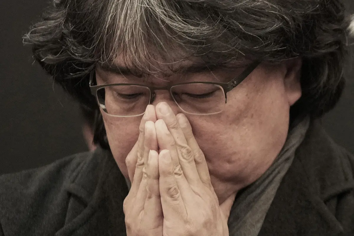 Bong Joon Ho dalam konferensi pers, menuntut investigasi atas kematian Lee Sun Kyun.  (AP Photo/Ahn Young-joon)