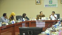 Pertemuan Menteri Sosial Idrus Marham dengan Dirut BPJS Kesehatan Fachmi Idris (Sumber: Humas BPJS Kesehatan)