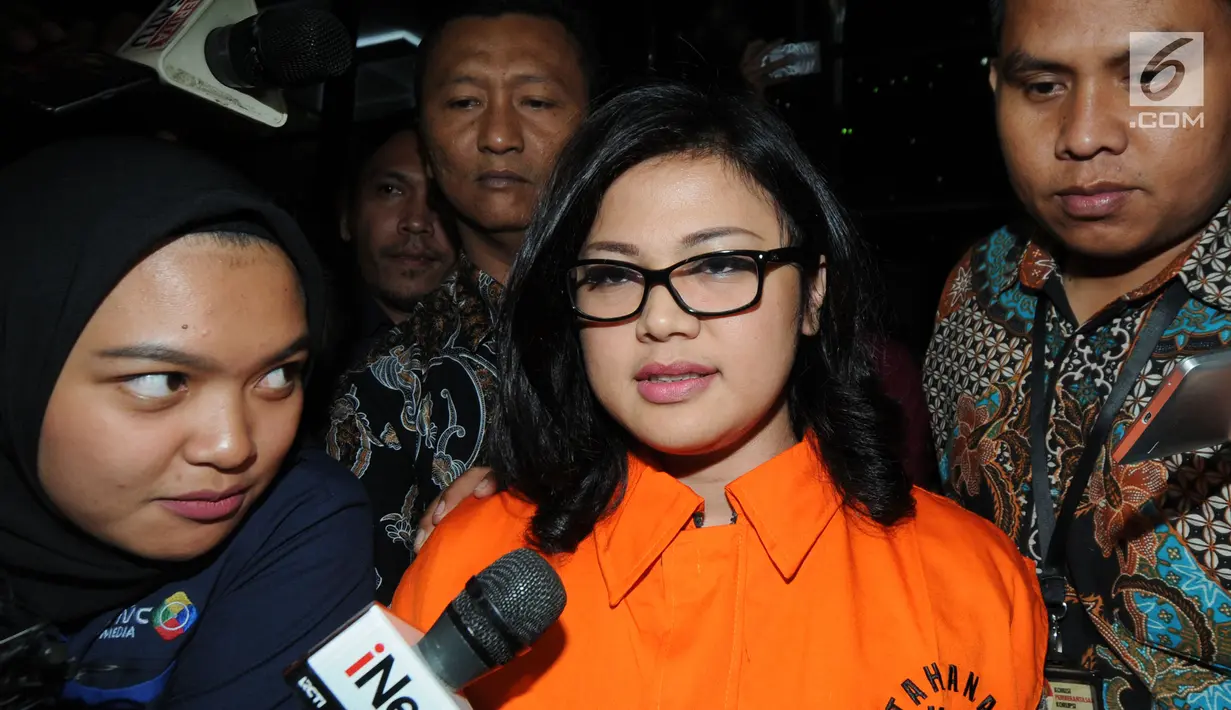 Anggota DPRD Sumatera Utara, Rinawati Sianturi menjawab pertanyaan wartawan usai menjalani pemeriksaan di Gedung KPK, Jakarta, Rabu (4/7). Rinawati merupakan anggota DPRD Sumatera Utara dari Fraksi Hanura. (Merdeka.com/Dwi Narwoko)