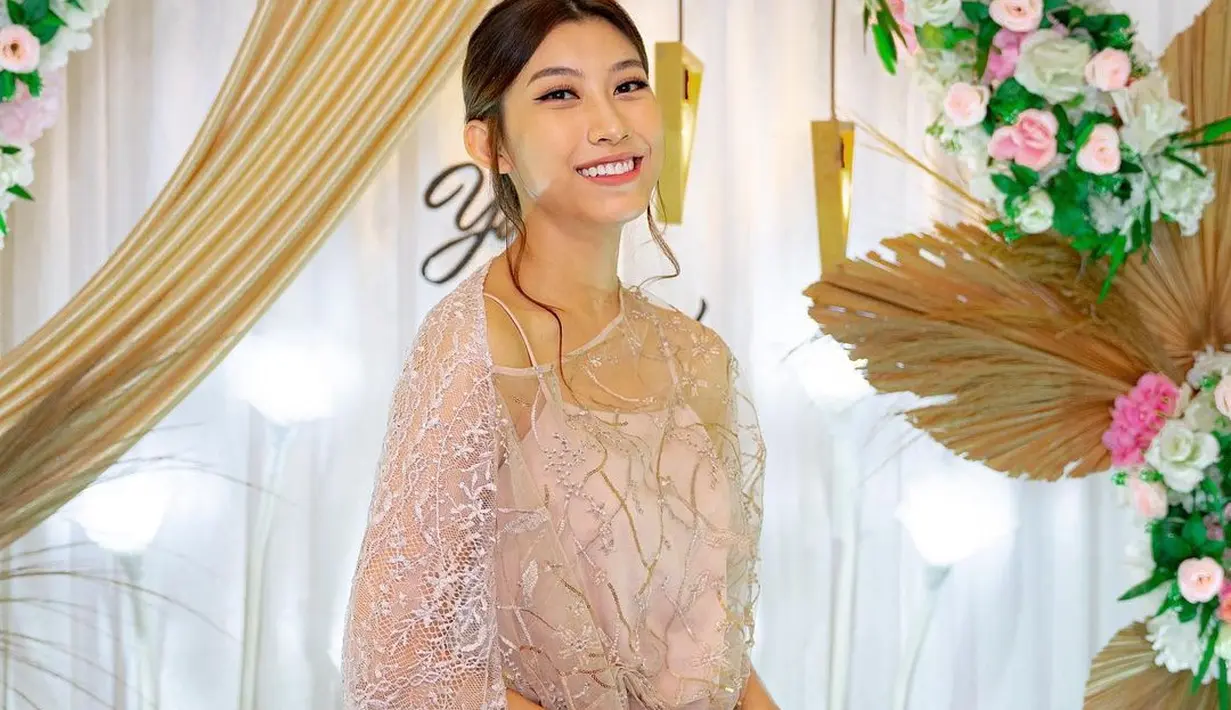 Novita Yumi nampak cantik dengan gaun satin bertali spagetti berwarna rose gold [instagram/nvtyumi]