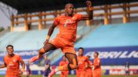 Pemain Persiraja Banda Aceh, Paulo Henrique merayakan gol ke gawang Persita Tangerang dalam laga pekan ke-7 BRI Liga 1 2021/2022 di Stadion Moch Soebroto, Magelang, Sabtu (16/10/2021). (Bola.com/Bagaskara Lazuardi)