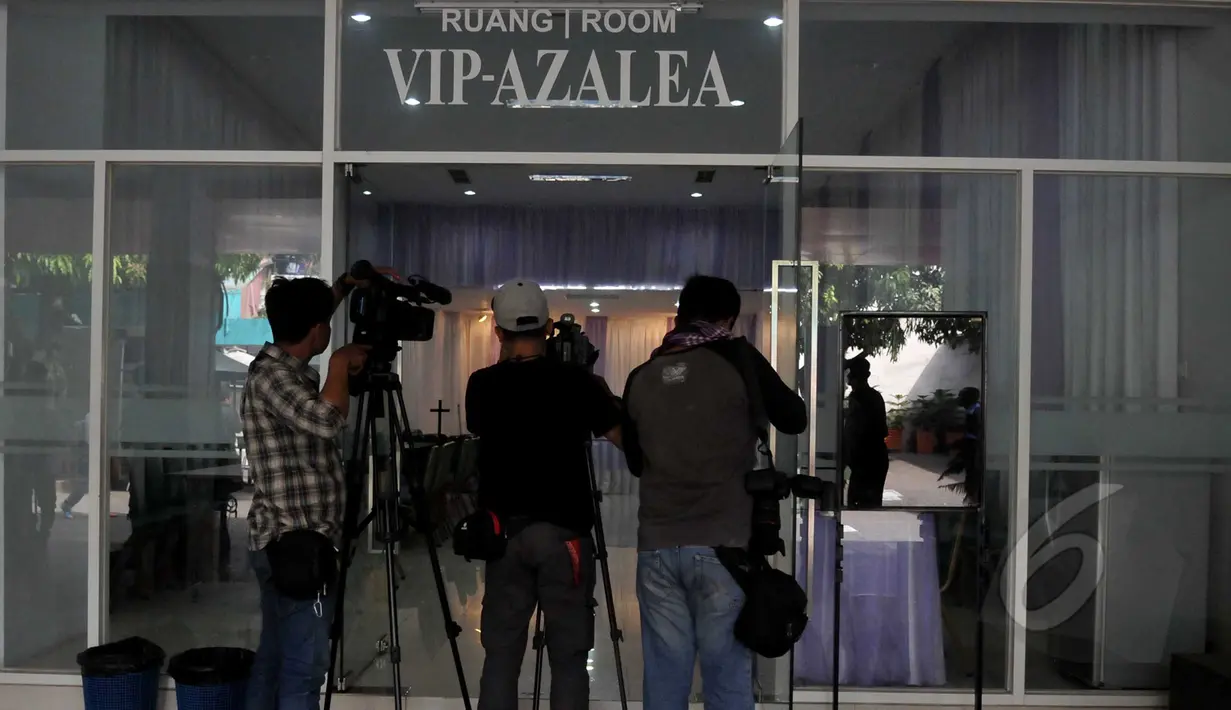 Suasana Rumah Duka Abadi yang menjadi tempat persemayaman dua terpidana mati Duo Bali Nine Andrew Chan dan Myuran Sukumaran, Jakarta, Rabu (29/4/2015). Seorang pewarta tampak mengambil gambar suasana rumah duka. (Liputan6.com/JohanTallo)