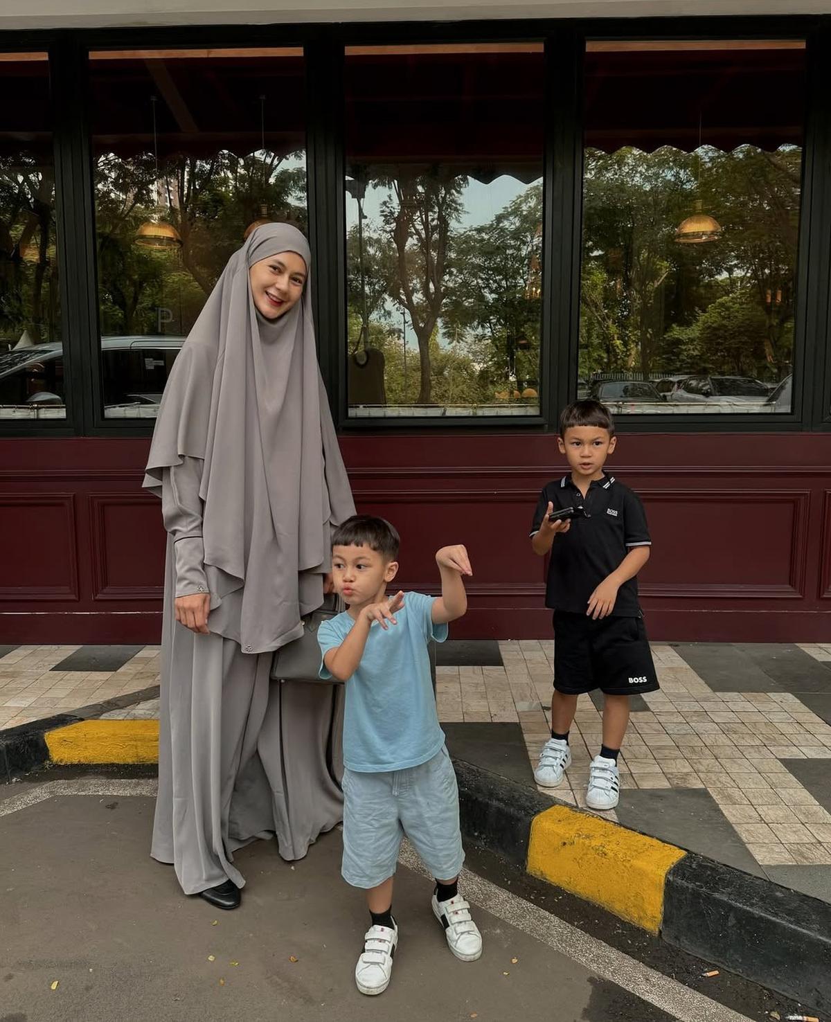 6 Potret Paula Verhoeven Tampil Cantik dengan Busana Syar'i Bareng Anak-Anak, Wajahnya Disebut Makin Fresh